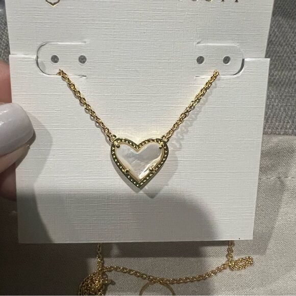 NWOT Kendra Scott Ari Heart Gold Pendant Necklace in Ivory Mother-of-Pearl - Picture 5 of 8